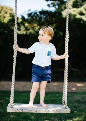 El Príncipe George celebra su tercer cumpleaños en Anmer Hall, Norfolk, parado en un columpio personalizado por The Oak & Rope Company de notonthehighstreet.com