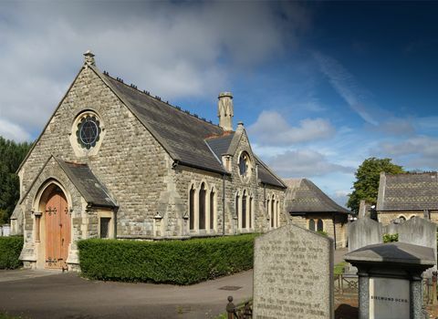 Se han enumerado cinco lugares fascinantes para conmemorar los 70 años de protección de los extraordinarios edificios históricos de Inglaterra.