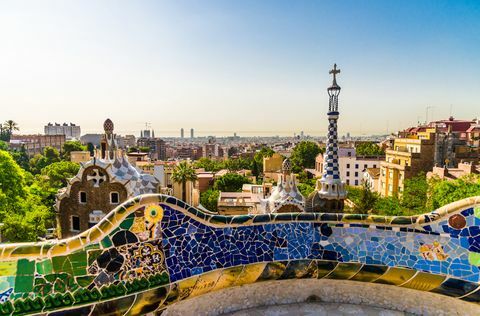 Vista panorámica de la ciudad de Barcelona y las montañas en España, vista desde el Parque Güell