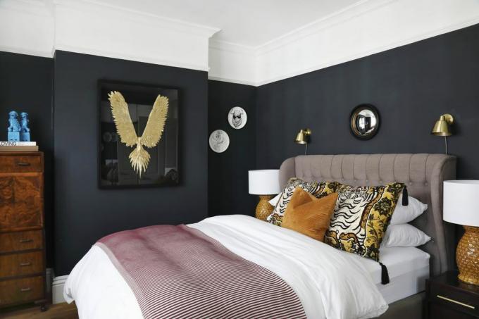 casa victoriana del sur de londres dormitorio negro cabecero pintado cama decoración