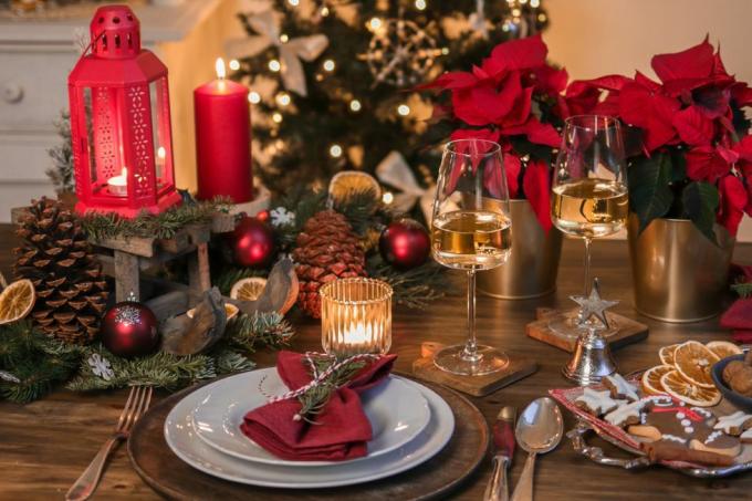mesa festiva de navidad con vino blanco