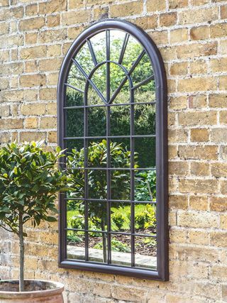 Espejo arqueado al aire libre del estilo de la ventana de la pared del jardín de Fura