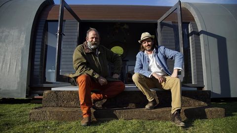 cabañas de la serie channel 4 en la naturaleza con dick strawbridge y will hardie