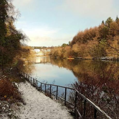 Embalse de Eliburn en Livingston durante el invierno