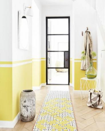 acogedor esquema de decoración de pasillo blanco y amarillo