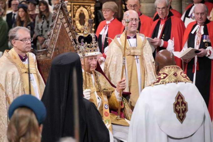 el rey carlos iii de gran bretaña con la corona de st edwards en la cabeza asiste a la ceremonia de coronación dentro de la abadía de westminster en el centro de londres el 6 de mayo de 2023 la coronación es la primera en gran bretaña en 70 años, y solo la segunda en la historia en ser televisada charles será el monarca reinante número 40 en ser coronado en el centro iglesia de londres desde el rey william i en 1066 fuera del reino unido, también es rey de otros 14 países de la mancomunidad, incluidos australia, canadá y nueva zelanda camilla, su segunda esposa, será coronada reina junto a él y será conocida como reina camilla después de la ceremonia foto de jonathan brady pool afp foto de jonathan bradypoolafp vía imágenes falsas