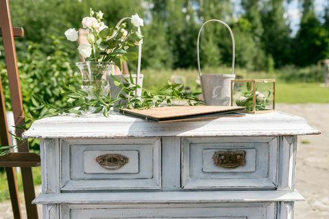 Cómoda vintage de madera, con decoración de flores en el jardín. al aire libre. enfoque selectivo