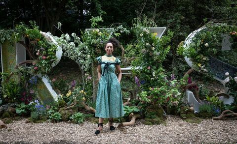 la jardinera y diseñadora floral hazel gardiner posa con las icónicas letras rhs que diseñó