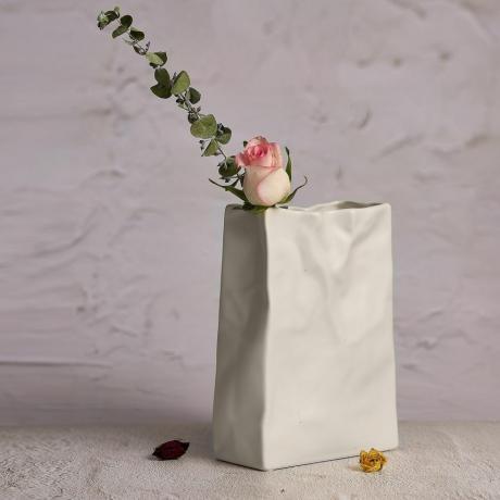 Florero con bolsa de papel arrugado