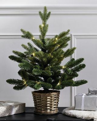 Árbol de Navidad preiluminado en canasta de sauce - 1.5 pies