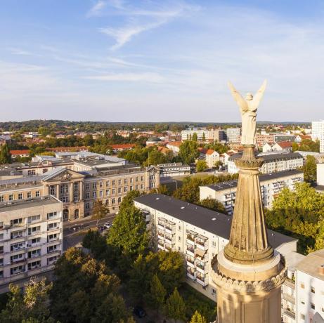 Alemania, Potsdam, vista a la ciudad con la estatuilla del ángel de la iglesia de San Nicolás en primer plano