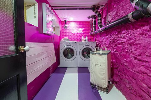 lavandería, pared de ladrillo rosa, letrero de neón, piso de rayas púrpura y blanco