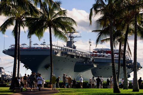 Los turistas visitan el USS Arizona Memorial Museum en