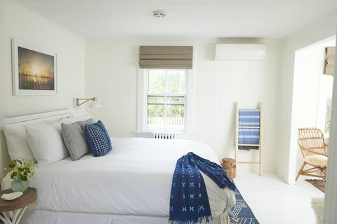 dormitorio blanco con detalles en azul