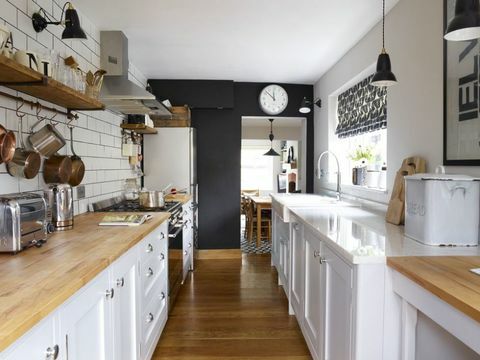 Renovación de cocina de galera de estilo agitador de cabaña victoriana