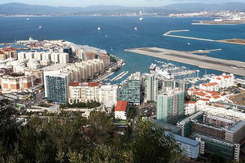 Vivienda de bloques de apartamentos modernos de alta densidad, Gibraltar, territorio británico de ultramar en el sur de Europa