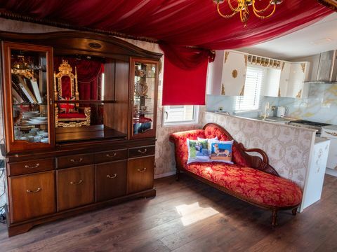 alquila una caravana inspirada en el palacio de buckingham en parkdean resorts