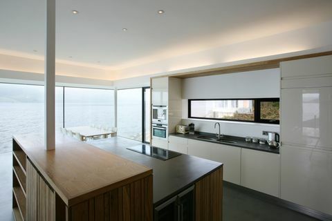 Elegante cocina brillante con vistas al mar.