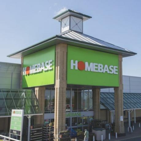 telford, inglaterra 16 de mayo de 2016 una foto editorial de stock del frente de la tienda homebase en telford, inglaterra homebase es un minorista británico de mejoras para el hogar y centro de jardinería, con tiendas en todo el reino unido y la república de irlanda se puede ver a las personas que ingresan a la tienda para comprar productos para varios proyectos de bricolaje