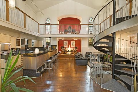 Capilla casa abierta sala de estar con escalera de caracol