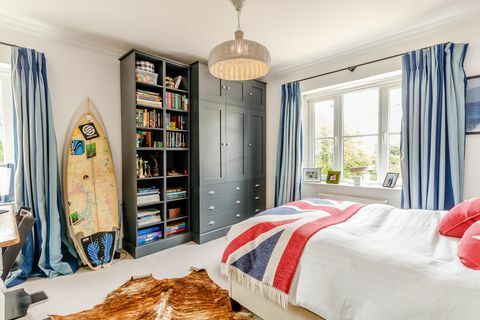 dormitorio infantil con grandes ventanales con vistas a los jardines