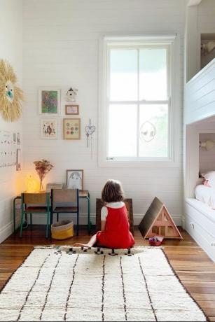 niño jugando con casa de muñecas